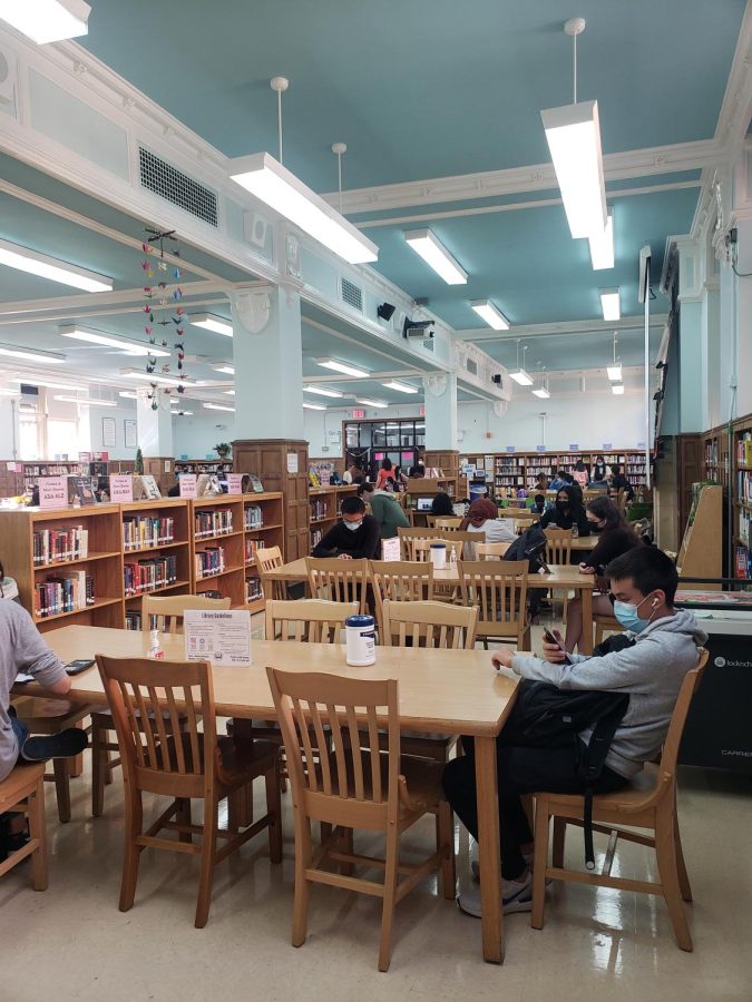 Despite Mayor Bill De Blasio’s plan to eliminate the SHSAT, the exam will be administered in December of 2021. The scene depicts students working in Brooklyn Tech’s William L. Mack Library.