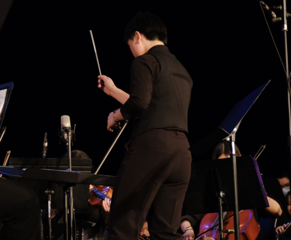 Rui Gao (‘25) conducting the Symphonic Orchestra 